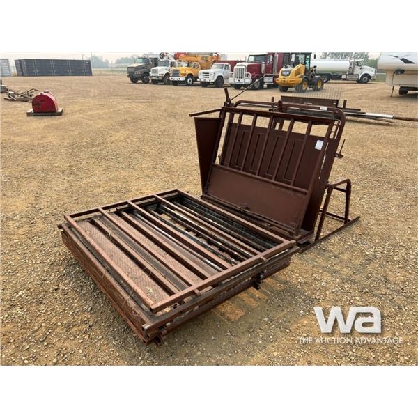 HIQUAL CALF TIPPING TABLE W/ PANELS