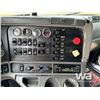 Image 8 : 2003 FREIGHTLINER COLUMBIA 120 TRI DRIVE TRUCK