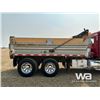 Image 28 : 2001 KENWORTH T800 T/A DUMP TRUCK