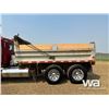 Image 30 : 2001 KENWORTH T800 T/A DUMP TRUCK
