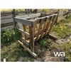 Image 2 : WOOD SQUARE BALE FEEDER