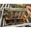 Image 5 : WOOD SQUARE BALE FEEDER