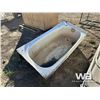 Image 6 : 1000 L POLY TANK, BATH TUB