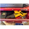 Image 6 : RED TOOL BOX, BLACK TOOL BOX, LEVEL