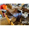 Image 3 : OUTBACK SADDLE WITH WOOD STAND