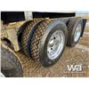 Image 32 : 2012 KENWORTH T800 TRI DRIVE SLEEPER WINCH TRACTOR