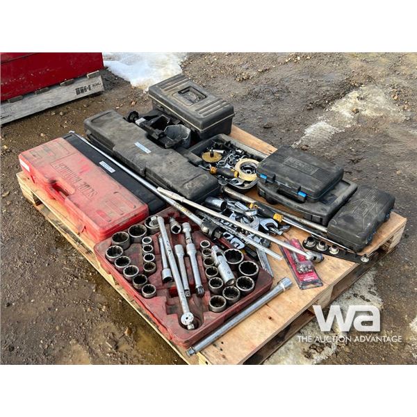 PRECISION TORQUE WRENCHES & 1 IN. DRIVE SET