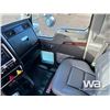 Image 8 : 2018 KENWORTH T800 TRI DRIVE SLEEPER TRUCK TRACTOR
