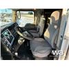 Image 8 : 2013 KENWORTH T800 TRI DRIVE SLEEPER TRUCK TRACTOR