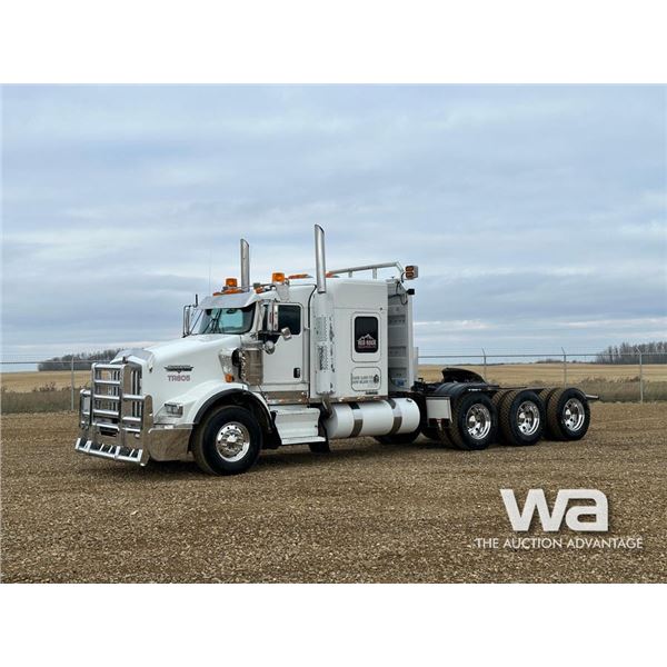 2006 KENWORTH T800B TRIDRIVE SLEEPER TRUCK TRACTOR