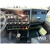 Image 10 : 2019 KENWORTH T800 TRI DRIVE SLEEPER TANK TRUCK
