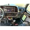 Image 9 : 2019 PETERBILT 367 TRI DRIVE SLEEPER TANK TRUCK