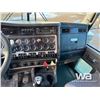 Image 9 : 2012 KENWORTH T800 TRI DRIVE SLEEPER TANK TRUCK