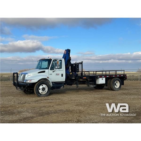 2002 INTERNATIONAL 4300 DT465 S/A BOOM TRUCK