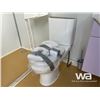 Image 12 : PORTABLE RESTROOM