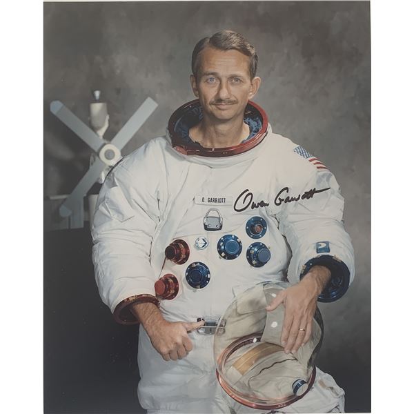 Astronaut Owen Garriott signed photo. GFA Authenticated