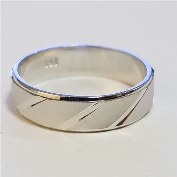 SILVER RING (~SIZE 4)