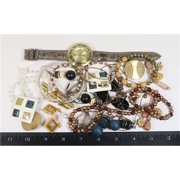 BUNDLE OF ASSORTED FASHION JEWELRY -GOLDS MOSTLY