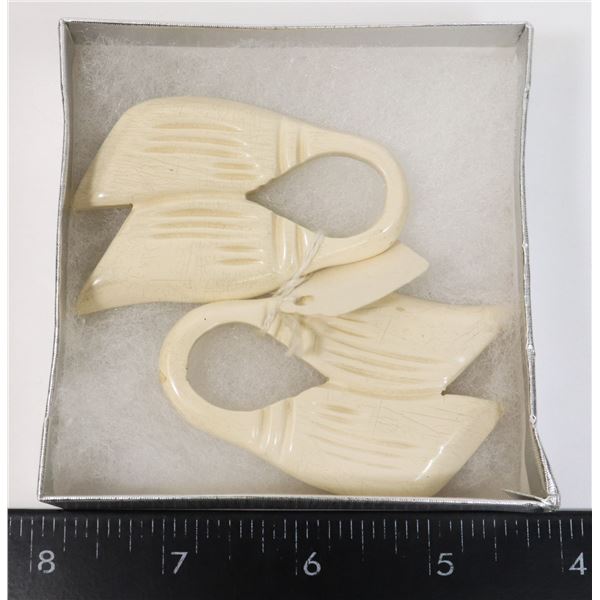 ESTATE LOT OF 1940'S PLASTIC ITEMS