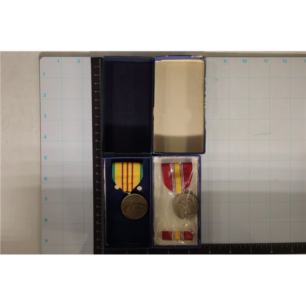 2 MILITARY MEDALS PENDANT. VIETNAM SERVICE