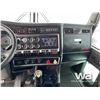 Image 8 : 2013 KENWORTH T800 T/A SLEEPER TRUCK TRACTOR