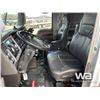 Image 6 : 2011 KENWORTH T800 T/A SLEEPER WINCH TRACTOR