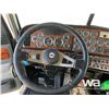 Image 10 : 2001 PETERBILT 378 T/A SLEEPER WINCH TRACTOR