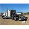 Image 4 : 2001 PETERBILT 378 T/A SLEEPER WINCH TRACTOR