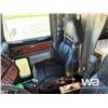 Image 7 : 2001 PETERBILT 378 T/A SLEEPER WINCH TRACTOR