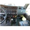Image 8 : 2016 KENWORTH T800 TRI-DRIVE SLEEPER TRUCK TRACTOR