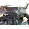 Image 8 : 2009 KENWORTH T800 TRI DRIVE SLEEPER TRUCK TRACTOR