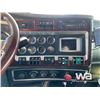 Image 9 : 2009 KENWORTH T800 TRI DRIVE SLEEPER TRUCK TRACTOR