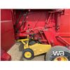Image 12 : 2001 NEW HOLLAND 688 ROUND BALER