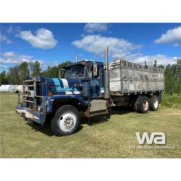 KENWORTH T/A GRAIN TRUCK