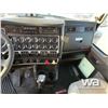 Image 8 : 2010 KENWORTH T800 TRI DRIVE SLEEPER DUMP TRUCK