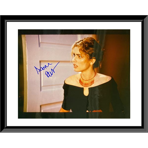 Amanda Peet signed movie photo. 8X10 Inches