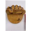 Image 4 : Wooden "Ball Glove" Coat Hook, "Teacher's Mood Wooden Wall Art, Kootenay Pair of Pink Mittens - Unus