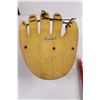 Image 5 : Wooden "Ball Glove" Coat Hook, "Teacher's Mood Wooden Wall Art, Kootenay Pair of Pink Mittens - Unus