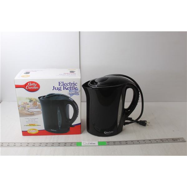Betty Crocker Electric Kettle- Powers On