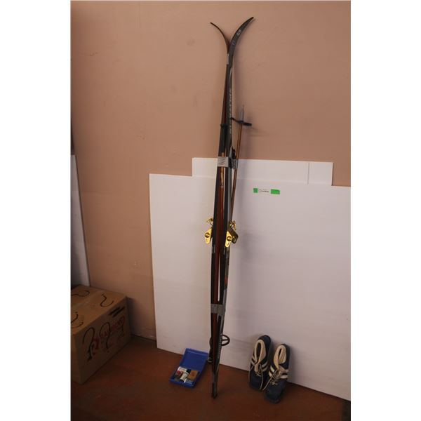*Splitkein Norwegian Skis 75" Long with Bamboo Style Poles 45" Tall, Ski Tur Boots-9.5 & Swix Wax Ki