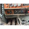 Image 18 : 2005 KENWORTH T800 T/A SLEEPER TRUCK TRACTOR