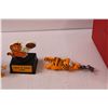 Image 3 : Garfield Lot: Lunch Kit w/Matching Thermos, Various Figurines & Toys