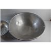Image 5 : Vintage Strainer and Bread Mixing Bowl - 16.5" Diameter