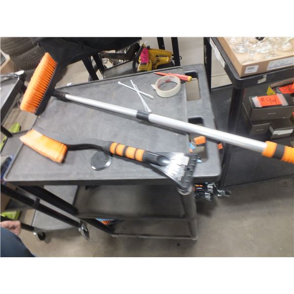 1 Telescopic Snowbrush & 1 2ft Snowbrush