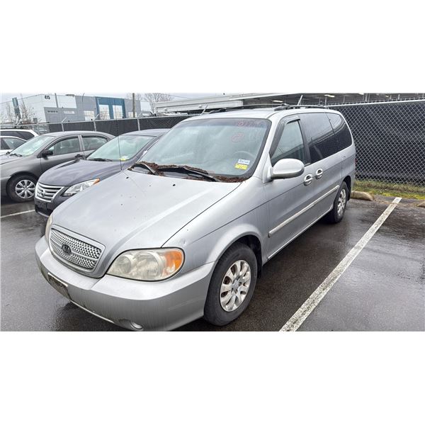 2004 KIA SEDONA LXE, 4DR 5 PASS VAN, GREY, VIN KNDUP131346567846