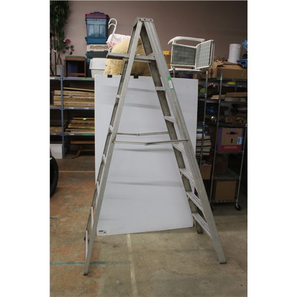 **89'' x 25'' Metal Step Ladder