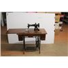 Image 1 : *Vintage Singer Sewing Machine 46'' x 41'' x 16''