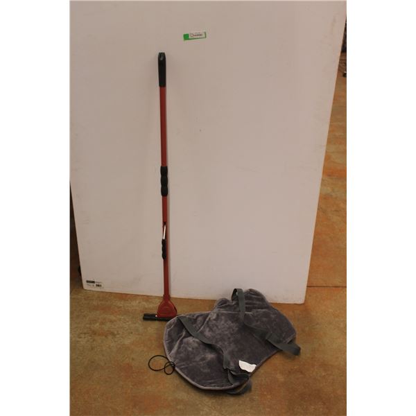 *Hammacher Schlemmer Traveler's Back Massager and Mop