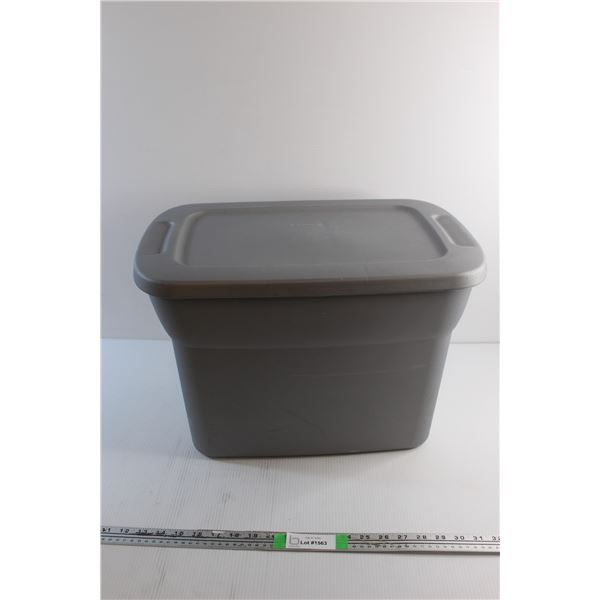 Sterlite Plastic Tote with Lid 20'' x 13'' x 14''