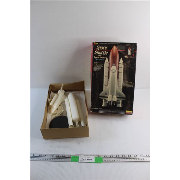Vintage 1/200 Scale Space Shuttle Plastic Model Construction Kit